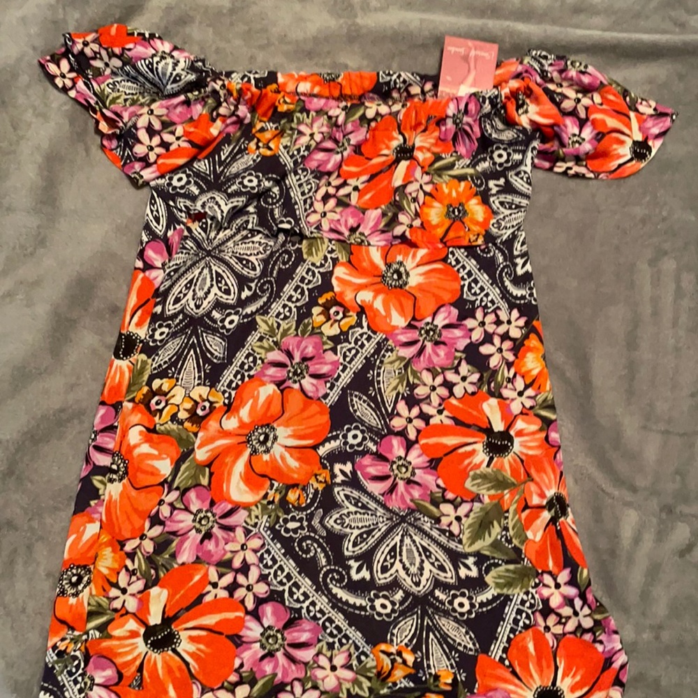 Hawaiian dress with off the shoulder elastic.